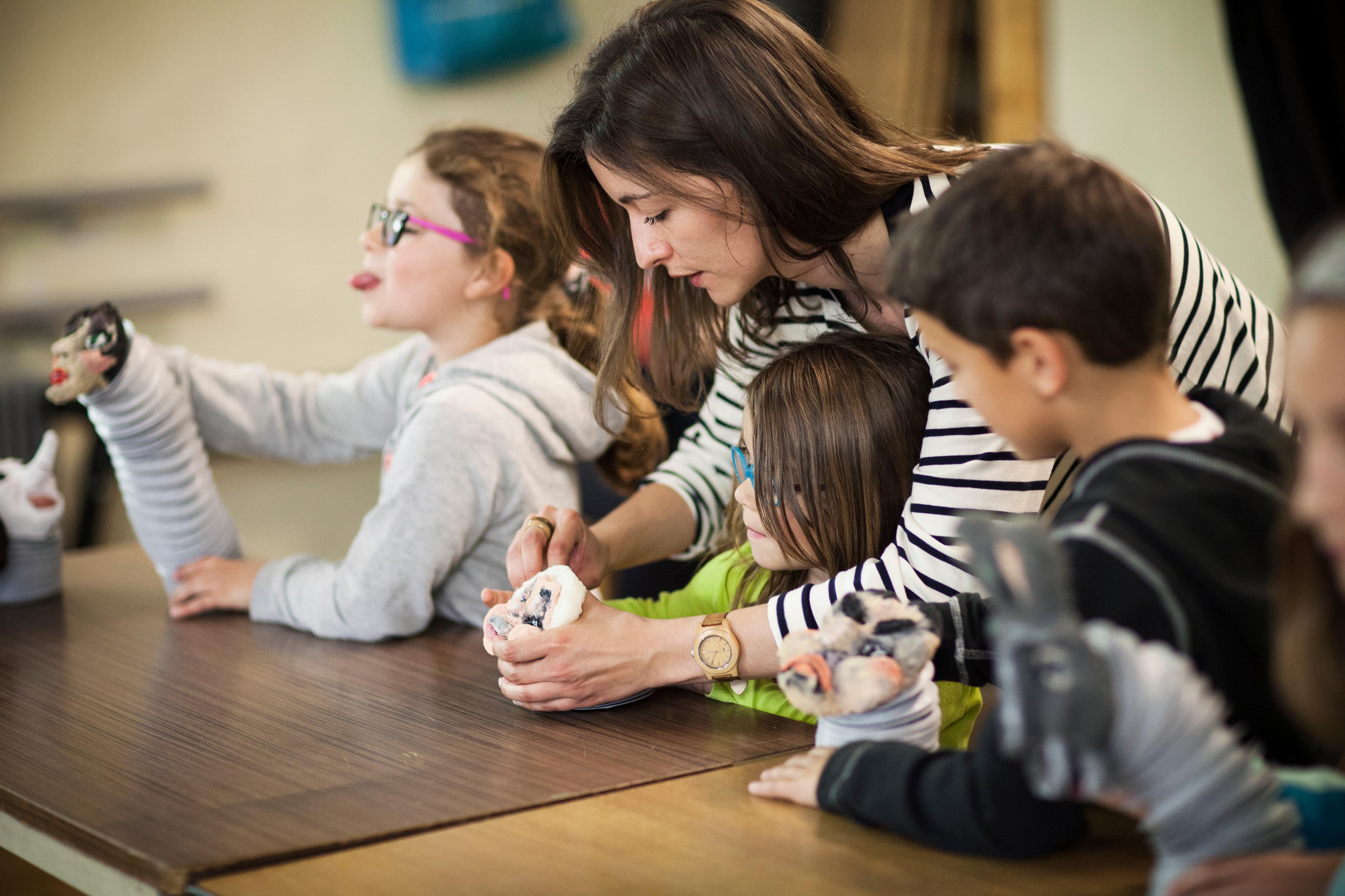 Journée découverte opéra, 10 mai 2017 - Atelier musical avec une classe de CM2 de l’école la Mareschale autour de l’opéra Pinocchio de P. Boesmans avec Clothilde Quin et Jeanne Rousselle.