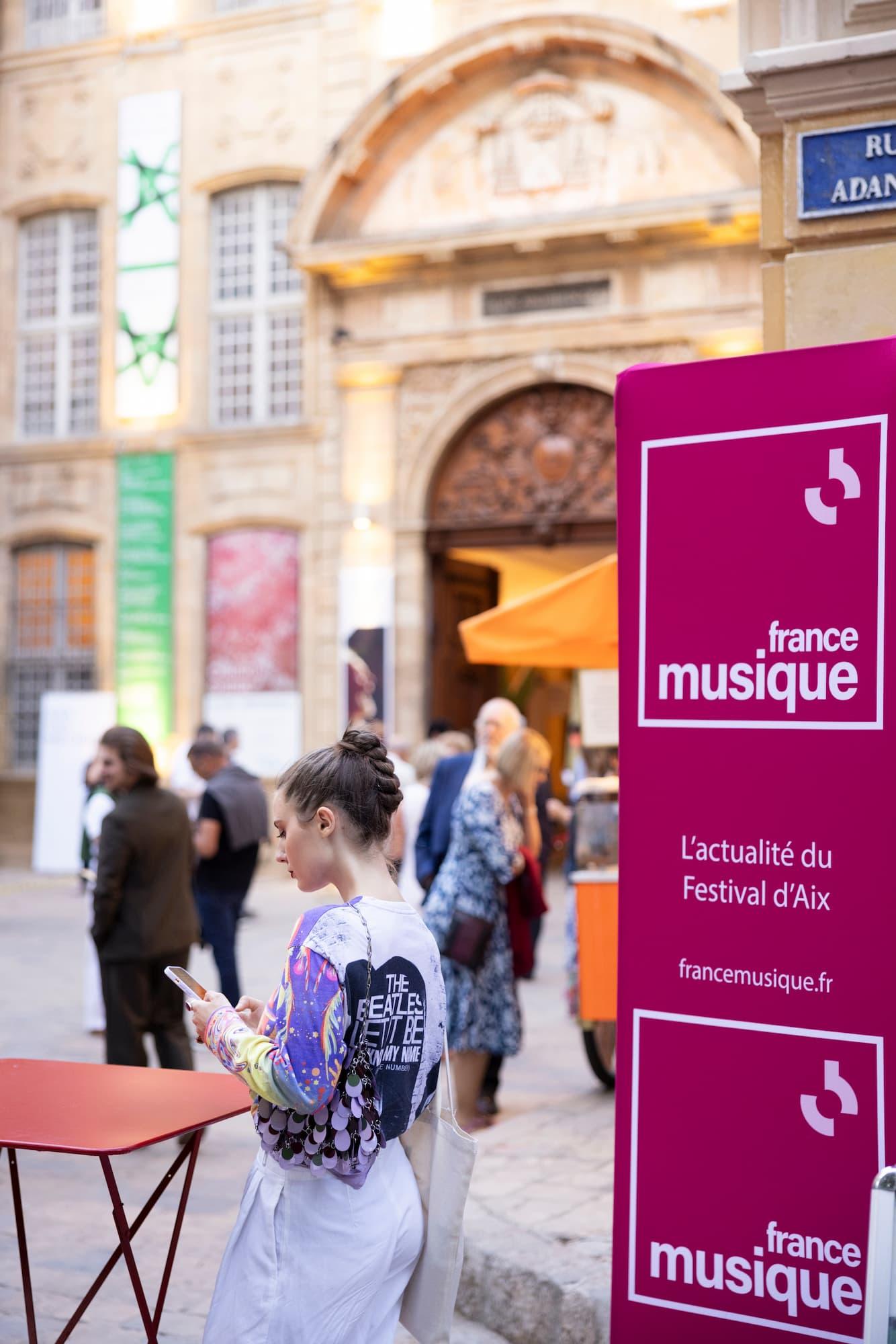 Public avec signalétique France Musique - Festival d'Aix-en-Provence 2024