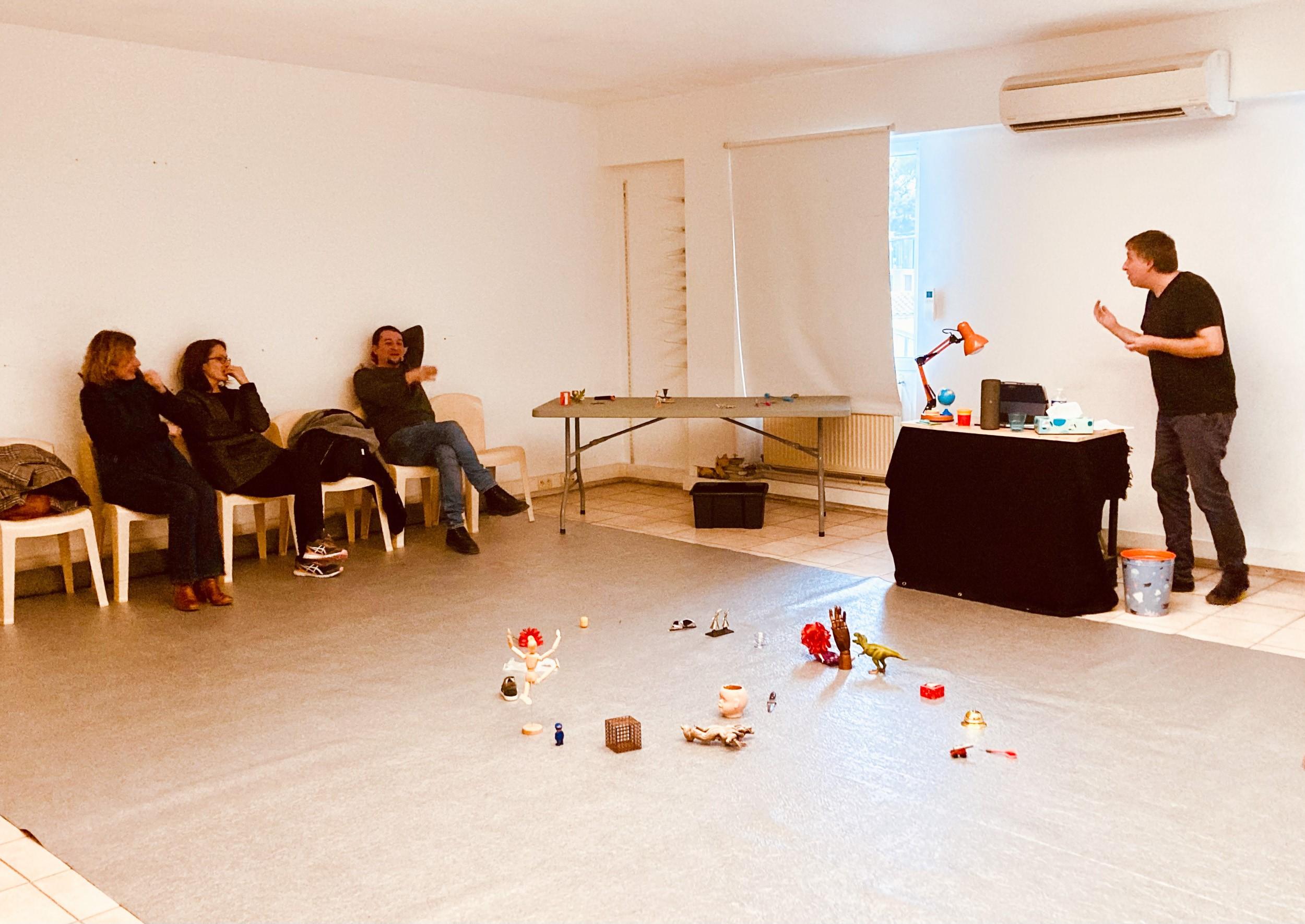Atelier theatre objets_Journée de formation_Passerelles 2022.jpg