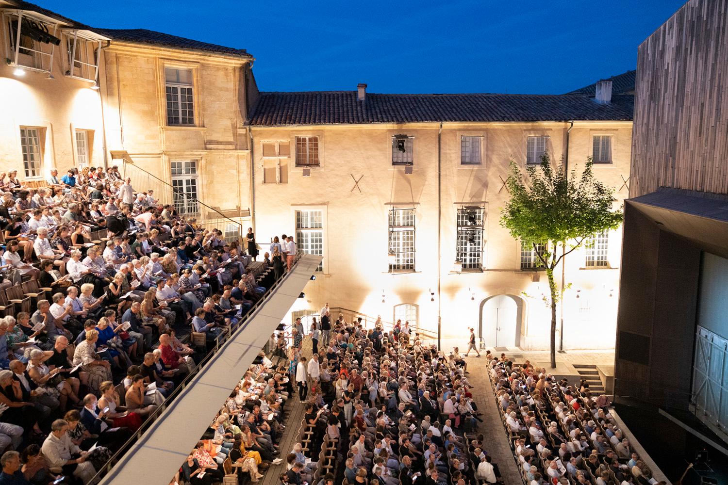 Public au Théâtre de l'Archevêché — Festival d'Aix-en-Provence 2023 © Vincent Beaume