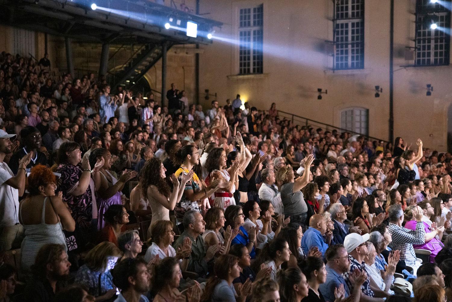 Public au Théâtre de l'Archevêché — Festival d'Aix-en-Provence 2023 © Vincent Beaume